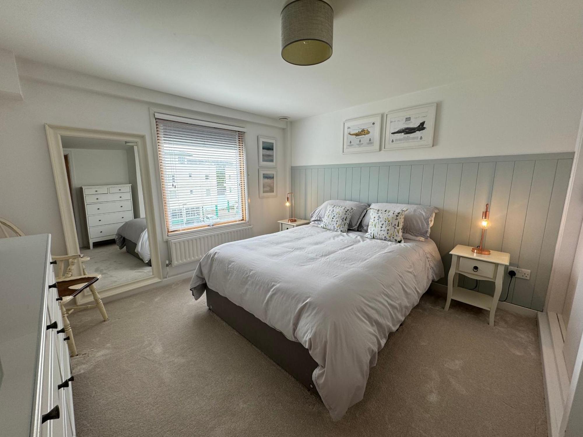 Marina Sea View Apt - Second Floor With Lift, Modern Holyhead Exterior photo