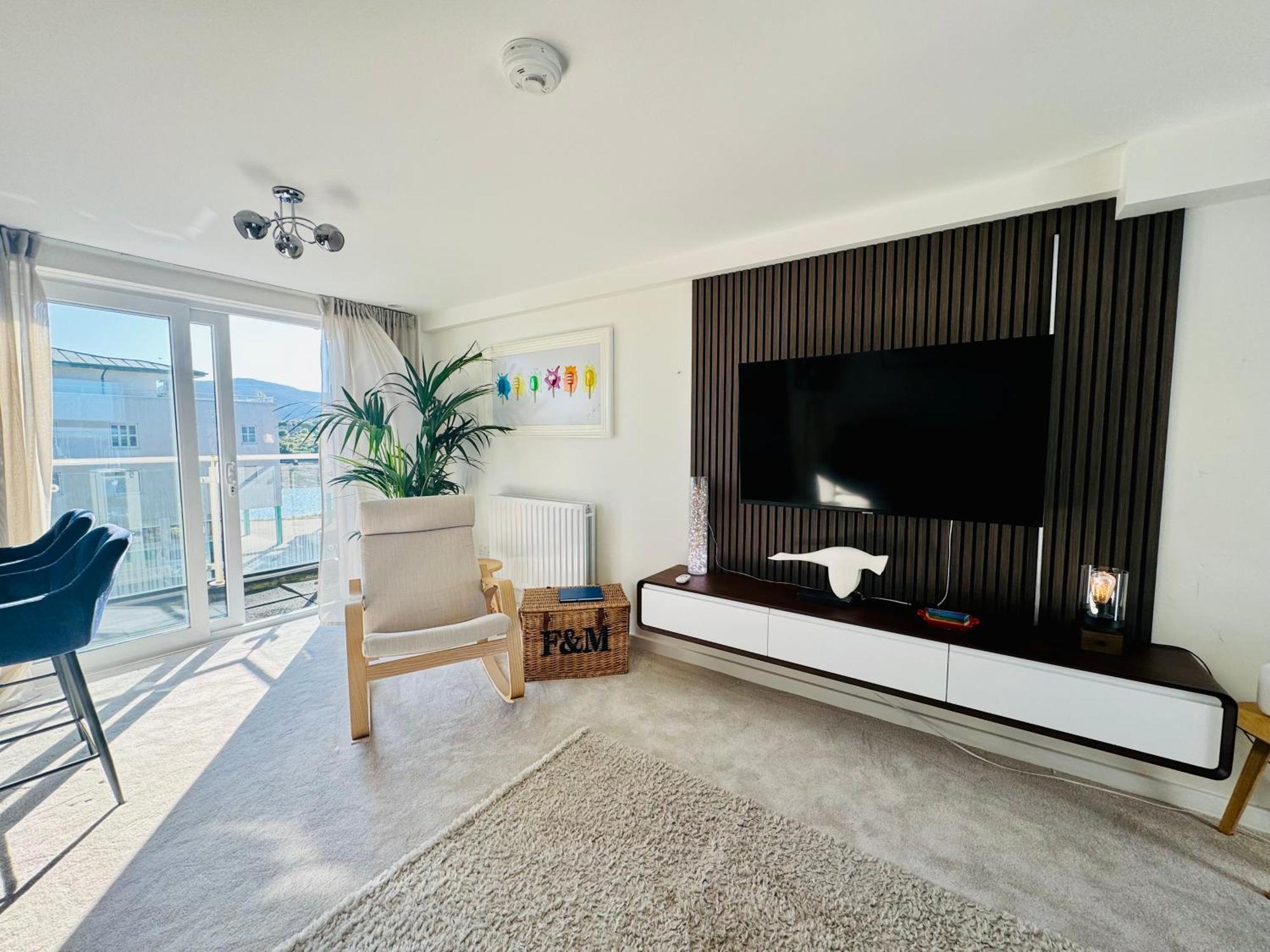 Marina Sea View Apt - Second Floor With Lift, Modern Holyhead Exterior photo