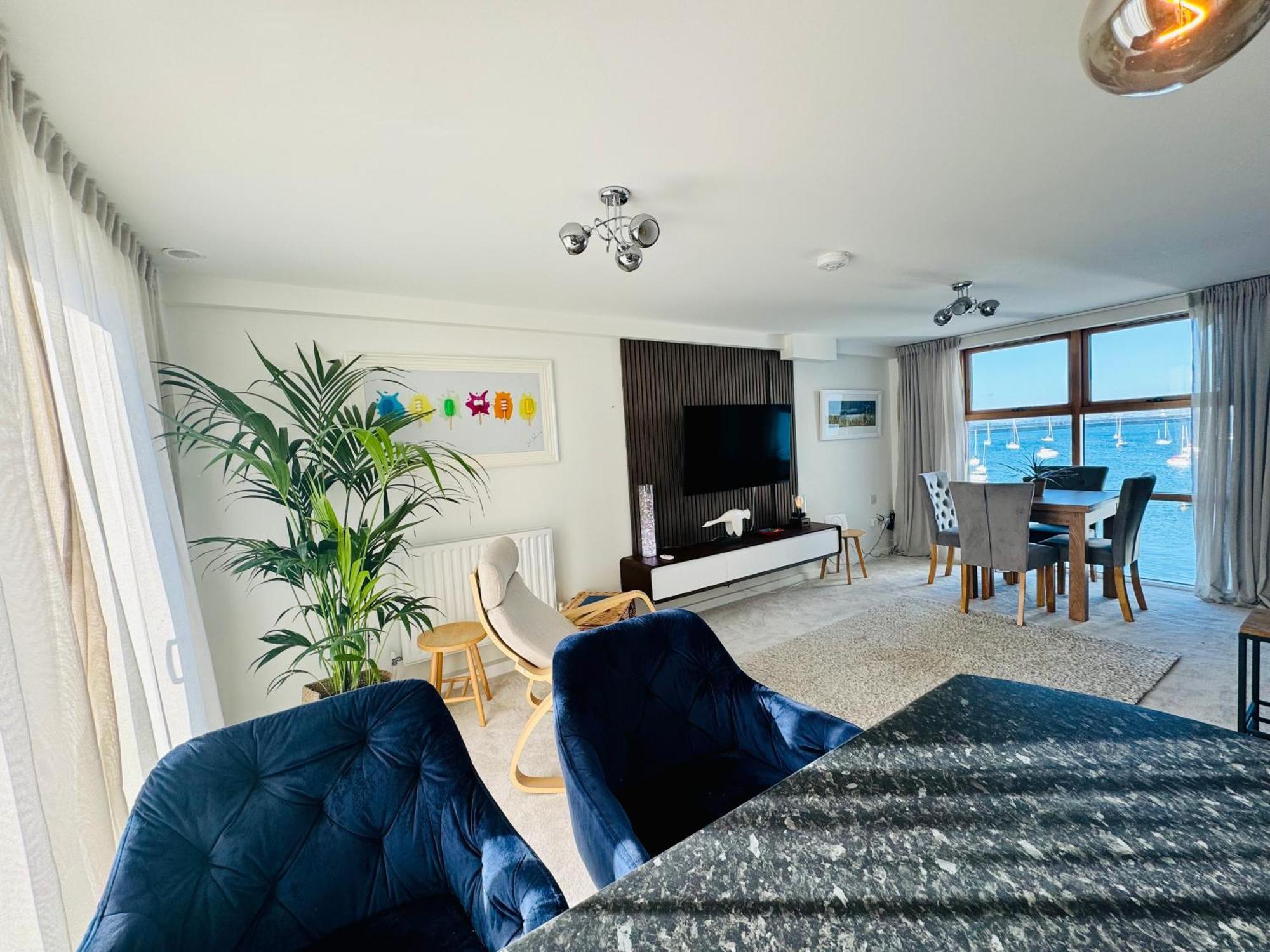 Marina Sea View Apt - Second Floor With Lift, Modern Holyhead Exterior photo