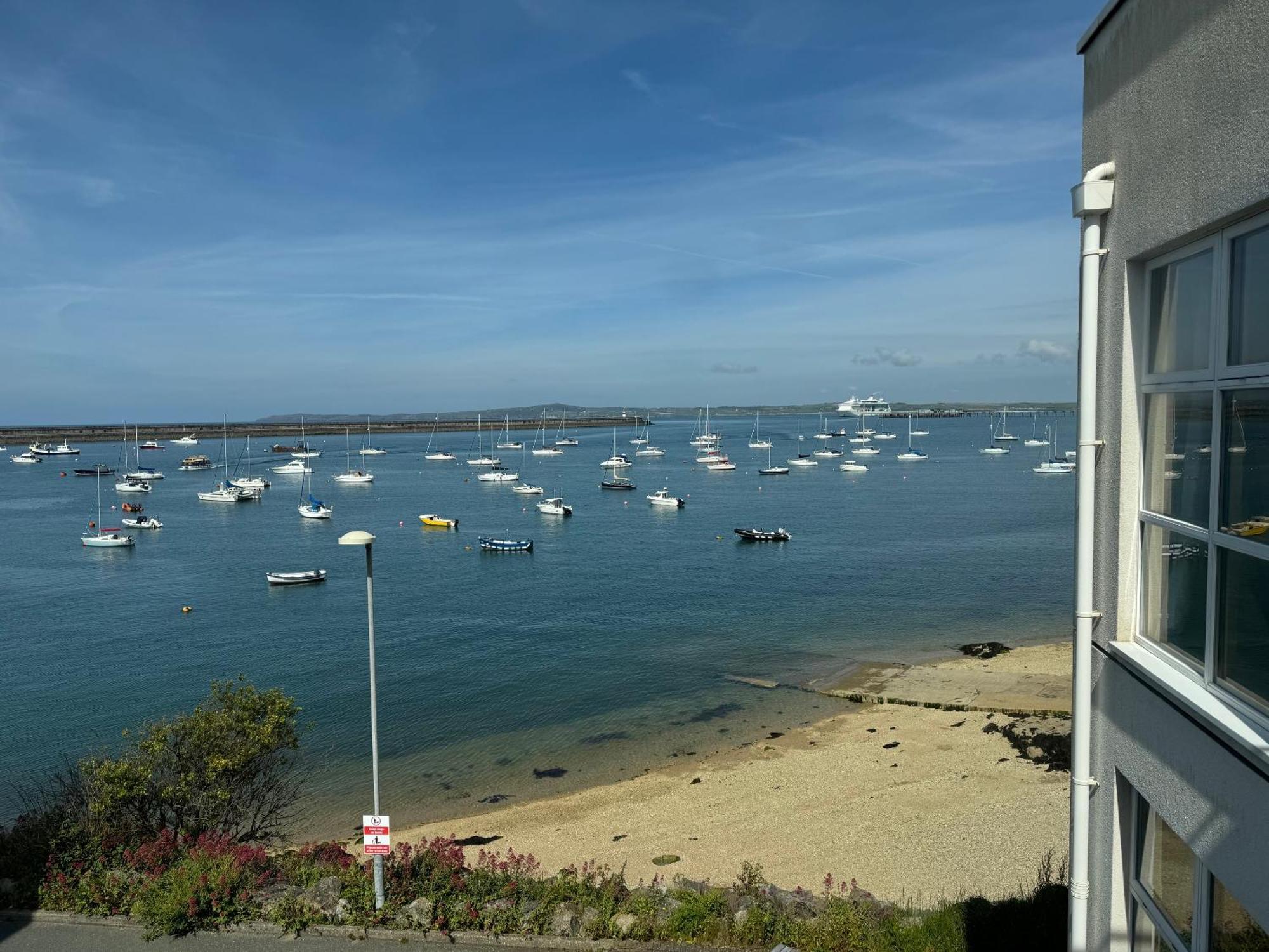 Marina Sea View Apt - Second Floor With Lift, Modern Holyhead Exterior photo